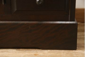 中古　北海道民芸家具　クラシカルな雰囲気が魅力のサイドボード(サイドキャビネット、収納棚、戸棚、リビングボード)(R-063155)