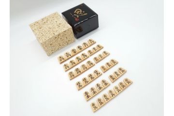 十五世名人　大山康晴　揮毫　『忍』　駒箱　香月作　菱湖書　将棋駒(外箱有り、彫駒)(R-063163)