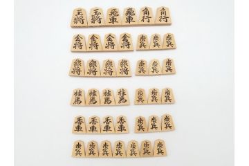 十五世名人　大山康晴　揮毫　『忍』　駒箱　香月作　菱湖書　将棋駒(外箱有り、彫駒)(R-063163)