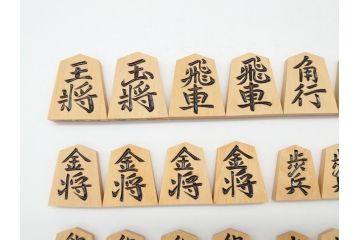 十五世名人　大山康晴　揮毫　『忍』　駒箱　香月作　菱湖書　将棋駒(外箱有り、彫駒)(R-063163)