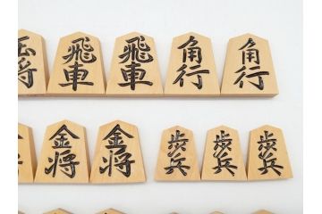 十五世名人　大山康晴　揮毫　『忍』　駒箱　香月作　菱湖書　将棋駒(外箱有り、彫駒)(R-063163)