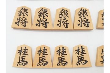 十五世名人　大山康晴　揮毫　『忍』　駒箱　香月作　菱湖書　将棋駒(外箱有り、彫駒)(R-063163)