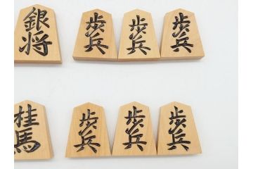 十五世名人　大山康晴　揮毫　『忍』　駒箱　香月作　菱湖書　将棋駒(外箱有り、彫駒)(R-063163)