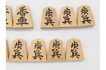 十五世名人　大山康晴　揮毫　『忍』　駒箱　香月作　菱湖書　将棋駒(外箱有り、彫駒)(R-063163)