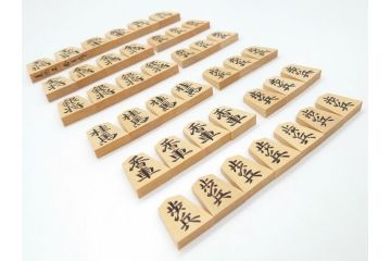 十五世名人　大山康晴　揮毫　『忍』　駒箱　香月作　菱湖書　将棋駒(外箱有り、彫駒)(R-063163)