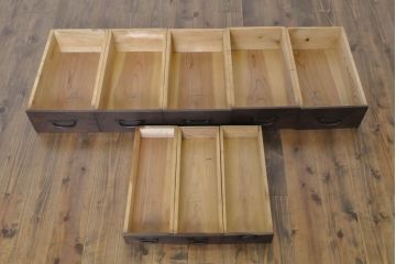 和製アンティーク　丸桟引き戸　凛とした美しさが上品な和を演出してくれる近江水屋箪笥(食器棚、戸棚、収納棚、キャビネット、重ね箪笥)(R-063171)