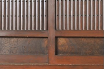 和製アンティーク　丸桟引き戸　凛とした美しさが上品な和を演出してくれる近江水屋箪笥(食器棚、戸棚、収納棚、キャビネット、重ね箪笥)(R-063171)