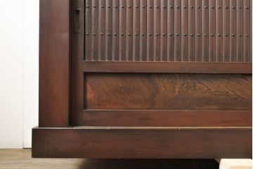 和製アンティーク　丸桟引き戸　凛とした美しさが上品な和を演出してくれる近江水屋箪笥(食器棚、戸棚、収納棚、キャビネット、重ね箪笥)(R-063171)