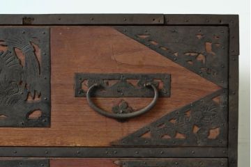 和製アンティーク　透かしの入った金具が緻密で美しい佐渡八幡箪笥(佐渡箪笥、和たんす、収納箪笥、時代箪笥、衣装タンス、引き出し)(R-063174)