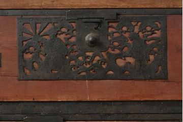 和製アンティーク　透かしの入った金具が緻密で美しい佐渡八幡箪笥(佐渡箪笥、和たんす、収納箪笥、時代箪笥、衣装タンス、引き出し)(R-063174)