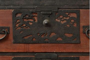 和製アンティーク　透かしの入った金具が緻密で美しい佐渡八幡箪笥(佐渡箪笥、和たんす、収納箪笥、時代箪笥、衣装タンス、引き出し)(R-063174)
