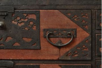 和製アンティーク　透かしの入った金具が緻密で美しい佐渡八幡箪笥(佐渡箪笥、和たんす、収納箪笥、時代箪笥、衣装タンス、引き出し)(R-063174)