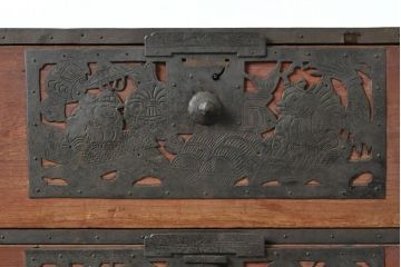 和製アンティーク　透かしの入った金具が緻密で美しい佐渡八幡箪笥サイドボード(佐渡箪笥、和たんす、収納箪笥、時代箪笥、衣装タンス、引き出し)(R-063175)