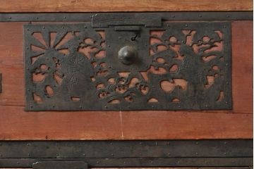 和製アンティーク　透かしの入った金具が緻密で美しい佐渡八幡箪笥サイドボード(佐渡箪笥、和たんす、収納箪笥、時代箪笥、衣装タンス、引き出し)(R-063175)