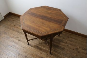 イギリスアンティーク　高級品!!　凝ったデザインの象嵌入り!!クラシカルな佇まいのオクタゴンテーブル(ダイニングテーブル、4人掛け、4P、八角形デスク)(R-063178)