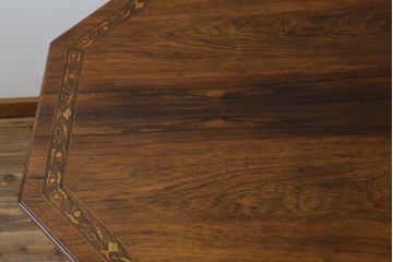 イギリスアンティーク　高級品!!　凝ったデザインの象嵌入り!!クラシカルな佇まいのオクタゴンテーブル(ダイニングテーブル、4人掛け、4P、八角形デスク)(R-063178)