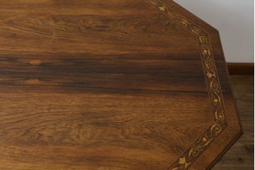 イギリスアンティーク　高級品!!　凝ったデザインの象嵌入り!!クラシカルな佇まいのオクタゴンテーブル(ダイニングテーブル、4人掛け、4P、八角形デスク)(R-063178)