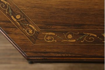 イギリスアンティーク　高級品!!　凝ったデザインの象嵌入り!!クラシカルな佇まいのオクタゴンテーブル(ダイニングテーブル、4人掛け、4P、八角形デスク)(R-063178)