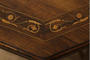 イギリスアンティーク　高級品!!　凝ったデザインの象嵌入り!!クラシカルな佇まいのオクタゴンテーブル(ダイニングテーブル、4人掛け、4P、八角形デスク)(R-063178)