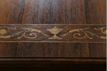 イギリスアンティーク　高級品!!　凝ったデザインの象嵌入り!!クラシカルな佇まいのオクタゴンテーブル(ダイニングテーブル、4人掛け、4P、八角形デスク)(R-063178)