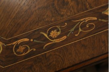 イギリスアンティーク　高級品!!　凝ったデザインの象嵌入り!!クラシカルな佇まいのオクタゴンテーブル(ダイニングテーブル、4人掛け、4P、八角形デスク)(R-063178)