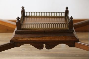イギリスアンティーク　高級品!!　凝ったデザインの象嵌入り!!クラシカルな佇まいのオクタゴンテーブル(ダイニングテーブル、4人掛け、4P、八角形デスク)(R-063178)