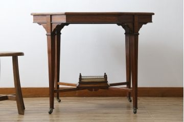 イギリスアンティーク　高級品!!　凝ったデザインの象嵌入り!!クラシカルな佇まいのオクタゴンテーブル(ダイニングテーブル、4人掛け、4P、八角形デスク)(R-063178)