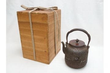 明治期　堀山城家九世　大日本　御釜師　堀政五郎　龍文堂造　斑紫銅　蟹紋　阿弥陀堂形　鉄瓶(共箱付き、紫斑銅、明治38年)(R-063187)