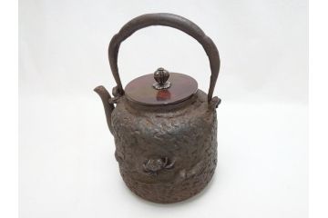 明治期　堀山城家九世　大日本　御釜師　堀政五郎　龍文堂造　斑紫銅　蟹紋　阿弥陀堂形　鉄瓶(共箱付き、紫斑銅、明治38年)(R-063187)