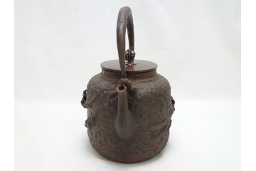 明治期　堀山城家九世　大日本　御釜師　堀政五郎　龍文堂造　斑紫銅　蟹紋　阿弥陀堂形　鉄瓶(共箱付き、紫斑銅、明治38年)(R-063187)