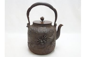 明治期　堀山城家九世　大日本　御釜師　堀政五郎　龍文堂造　斑紫銅　蟹紋　阿弥陀堂形　鉄瓶(共箱付き、紫斑銅、明治38年)(R-063187)