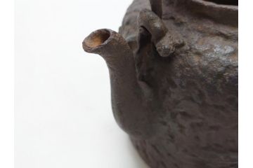 明治期　堀山城家九世　大日本　御釜師　堀政五郎　龍文堂造　斑紫銅　蟹紋　阿弥陀堂形　鉄瓶(共箱付き、紫斑銅、明治38年)(R-063187)