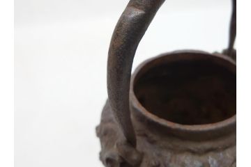 明治期　堀山城家九世　大日本　御釜師　堀政五郎　龍文堂造　斑紫銅　蟹紋　阿弥陀堂形　鉄瓶(共箱付き、紫斑銅、明治38年)(R-063187)