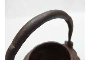 明治期　堀山城家九世　大日本　御釜師　堀政五郎　龍文堂造　斑紫銅　蟹紋　阿弥陀堂形　鉄瓶(共箱付き、紫斑銅、明治38年)(R-063187)