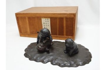 水戸金工　一柳友善作　在銘　銅製　子犬　置物(共箱付き、水戸彫り、水府彫金、一柳友喜、一柳派、ブロンズ、戯れる子犬、三匹)(R-063189)