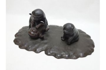 水戸金工　一柳友善作　在銘　銅製　子犬　置物(共箱付き、水戸彫り、水府彫金、一柳友喜、一柳派、ブロンズ、戯れる子犬、三匹)(R-063189)