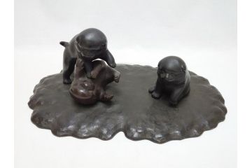 水戸金工　一柳友善作　在銘　銅製　子犬　置物(共箱付き、水戸彫り、水府彫金、一柳友喜、一柳派、ブロンズ、戯れる子犬、三匹)(R-063189)