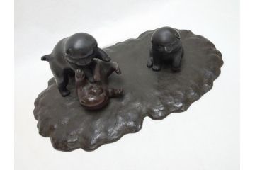 水戸金工　一柳友善作　在銘　銅製　子犬　置物(共箱付き、水戸彫り、水府彫金、一柳友喜、一柳派、ブロンズ、戯れる子犬、三匹)(R-063189)