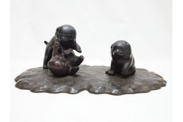 水戸金工　一柳友善作　在銘　銅製　子犬　置物(共箱付き、水戸彫り、水府彫金、一柳友喜、一柳派、ブロンズ、戯れる子犬、三匹)(R-063189)