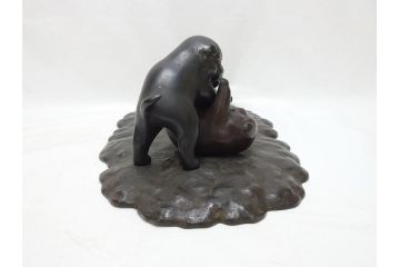 水戸金工　一柳友善作　在銘　銅製　子犬　置物(共箱付き、水戸彫り、水府彫金、一柳友喜、一柳派、ブロンズ、戯れる子犬、三匹)(R-063189)
