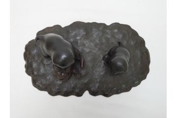 水戸金工　一柳友善作　在銘　銅製　子犬　置物(共箱付き、水戸彫り、水府彫金、一柳友喜、一柳派、ブロンズ、戯れる子犬、三匹)(R-063189)