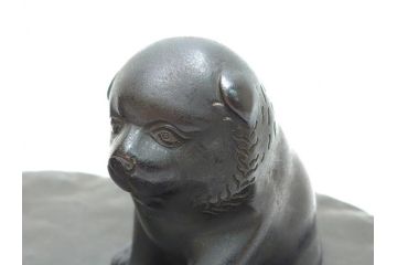 水戸金工　一柳友善作　在銘　銅製　子犬　置物(共箱付き、水戸彫り、水府彫金、一柳友喜、一柳派、ブロンズ、戯れる子犬、三匹)(R-063189)