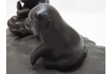 水戸金工　一柳友善作　在銘　銅製　子犬　置物(共箱付き、水戸彫り、水府彫金、一柳友喜、一柳派、ブロンズ、戯れる子犬、三匹)(R-063189)