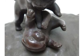 水戸金工　一柳友善作　在銘　銅製　子犬　置物(共箱付き、水戸彫り、水府彫金、一柳友喜、一柳派、ブロンズ、戯れる子犬、三匹)(R-063189)