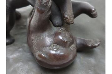 水戸金工　一柳友善作　在銘　銅製　子犬　置物(共箱付き、水戸彫り、水府彫金、一柳友喜、一柳派、ブロンズ、戯れる子犬、三匹)(R-063189)