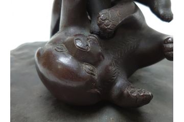 水戸金工　一柳友善作　在銘　銅製　子犬　置物(共箱付き、水戸彫り、水府彫金、一柳友喜、一柳派、ブロンズ、戯れる子犬、三匹)(R-063189)