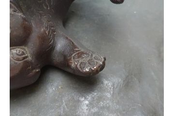 水戸金工　一柳友善作　在銘　銅製　子犬　置物(共箱付き、水戸彫り、水府彫金、一柳友喜、一柳派、ブロンズ、戯れる子犬、三匹)(R-063189)