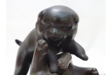 水戸金工　一柳友善作　在銘　銅製　子犬　置物(共箱付き、水戸彫り、水府彫金、一柳友喜、一柳派、ブロンズ、戯れる子犬、三匹)(R-063189)
