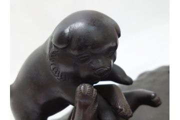 水戸金工　一柳友善作　在銘　銅製　子犬　置物(共箱付き、水戸彫り、水府彫金、一柳友喜、一柳派、ブロンズ、戯れる子犬、三匹)(R-063189)