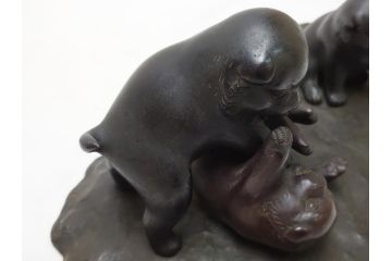 水戸金工　一柳友善作　在銘　銅製　子犬　置物(共箱付き、水戸彫り、水府彫金、一柳友喜、一柳派、ブロンズ、戯れる子犬、三匹)(R-063189)